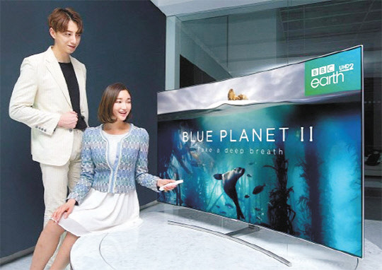 삼성전자 모델이 삼성 스마트 UHD TV로 다큐멘터리 영상 콘텐츠를 시청하고 있다.   삼성전자 제공